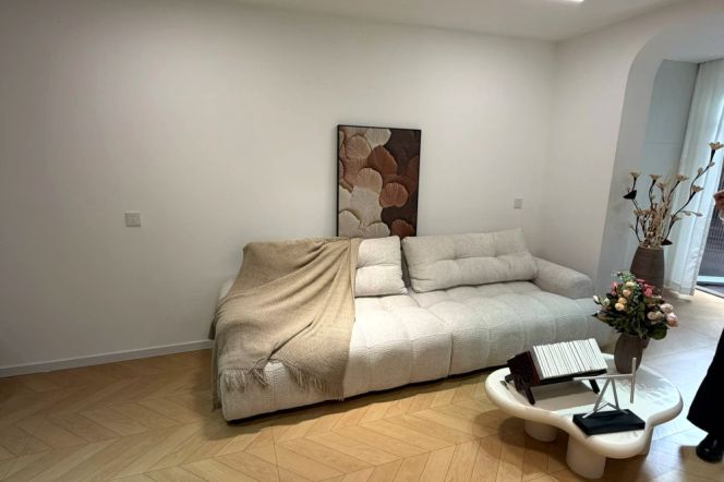 Nice yard+spacious 1br 2lr+Study/big living room/95 sqm,Songhong rd@L2