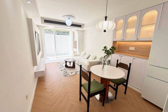 Nice yard+modern 1br 2lr/separate living room/bright room,Caoyang rd@L11/14/3/4
