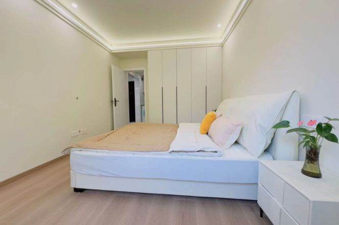 Dong'an rd/modern 1br 1lr/big living room/bright room/brand furniture,@L4/7