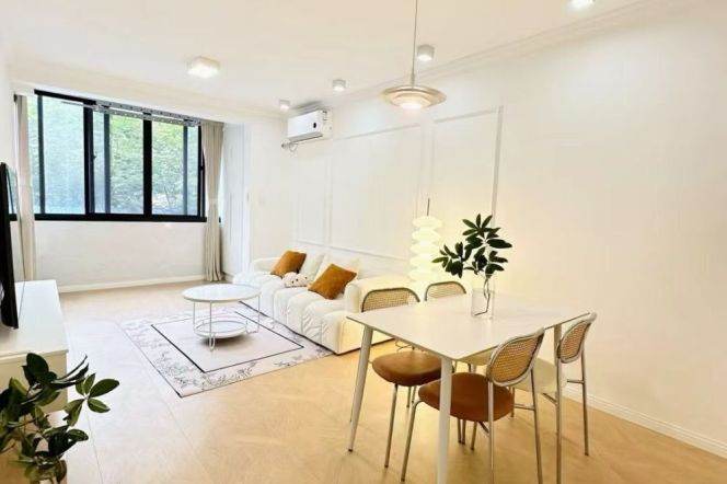 Caoyang rd/modern 1br 2lr/big living room/bright room,@L11/14/3/4