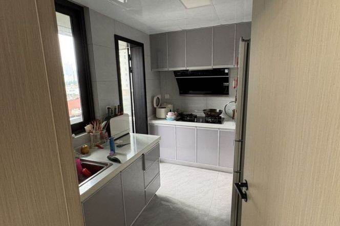 jiangsu rd elevator 3BR/2Baths/160sqm@L2/11