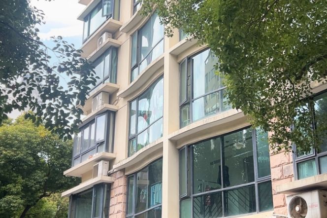 Elegant South-Facing 2-Bed | Walk-In Closet & Enclosed Kitchen | Near Hongqiao Hub