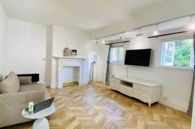 jiangsu rd 2 br old house &high ceiling &terrace &open kitchen 14k