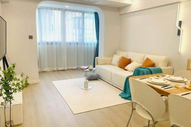 Spacious bright Apt in Changle Road