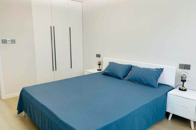 Spacious bright Apt in Changle Road