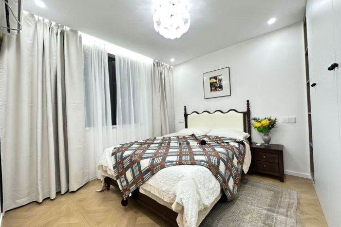 Pudong area/modern 1br 2lr/with central AC/bright room,Minsheng rd@L18/6