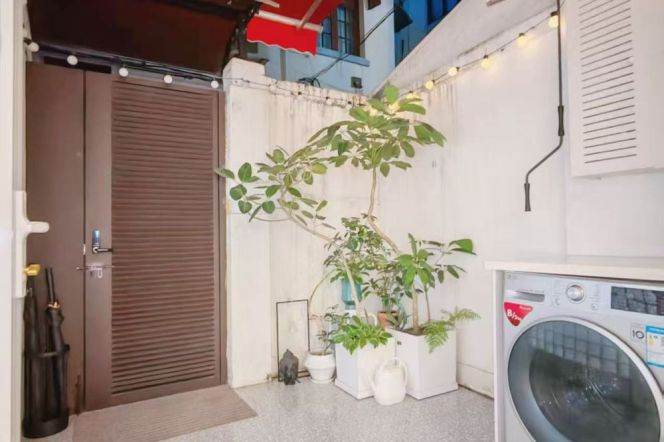Middle Huaihai rd 1BR with yard
