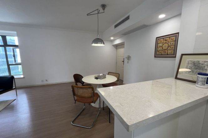 Just a stone's throw away from Huantiao IPAM/Shaanxi South Road Metro Station. Excellent lighting.