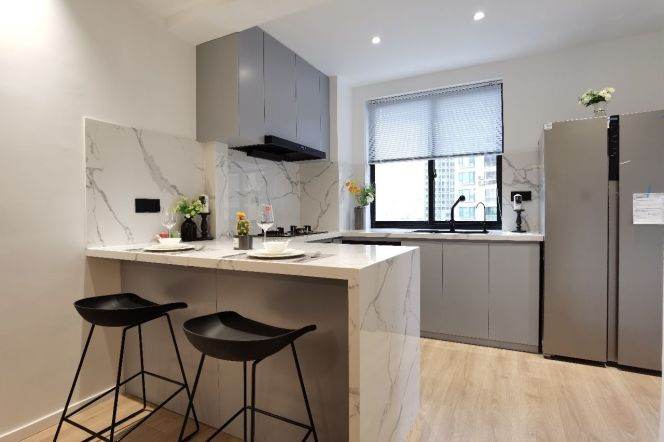 modern 3brs nice balcony floor heating near Zhong shan park line 2,3,4 su zhou river only 22K