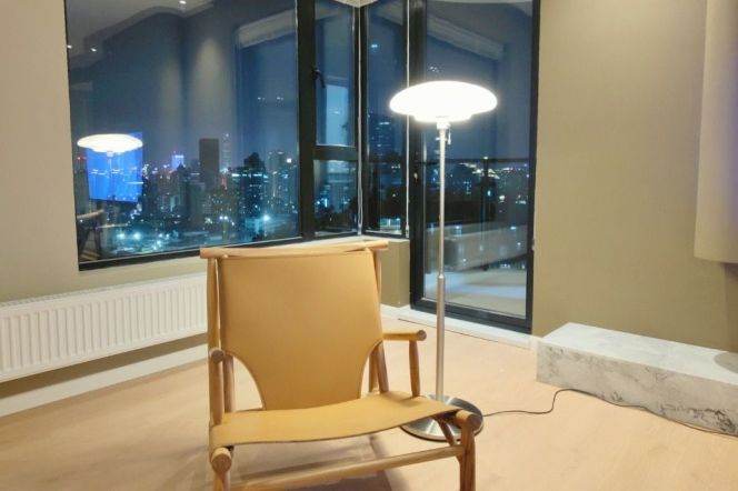 A stunning house with a view of the Suzhou River, featuring two balconies and a bathtub.