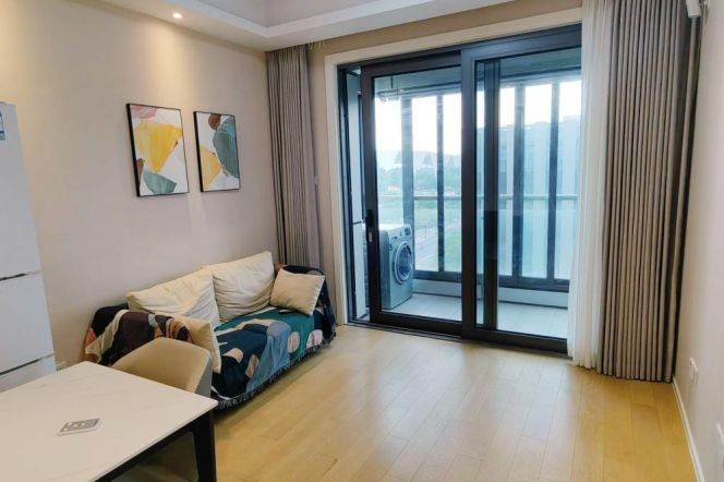 Bright 1 br with balcony next HuiLi School ,easy to NYU + Wellington shanghai . L6/8/11