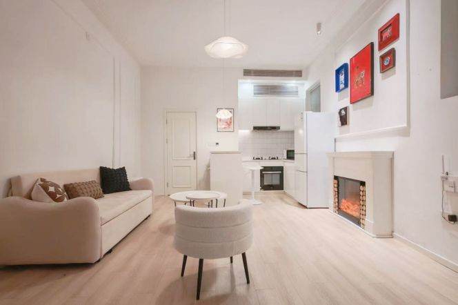 Middle Huaihai rd 1BR with yard