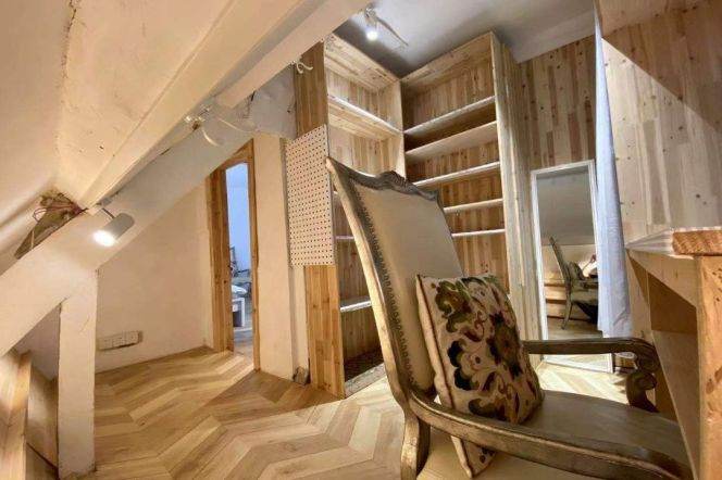 jiangsu rd 2 br old house &high ceiling &terrace &open kitchen 14k