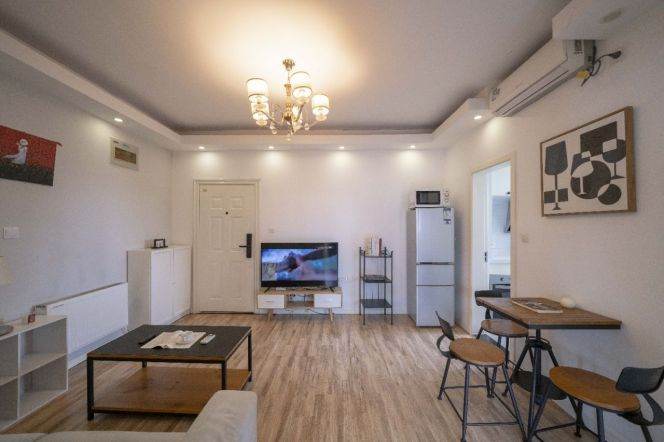 High-rise 2br Apt close to Jing'an Temple