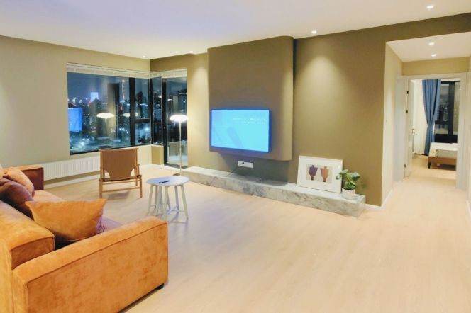 A stunning house with a view of the Suzhou River, featuring two balconies and a bathtub.