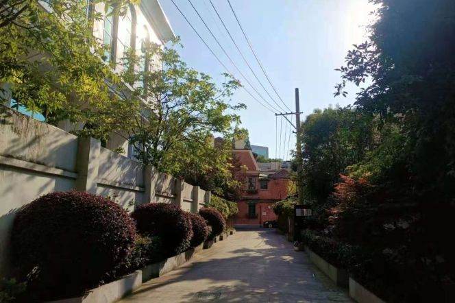 Beautiful historic apt with shared garden Near Line1,2,7,14  Jing'an