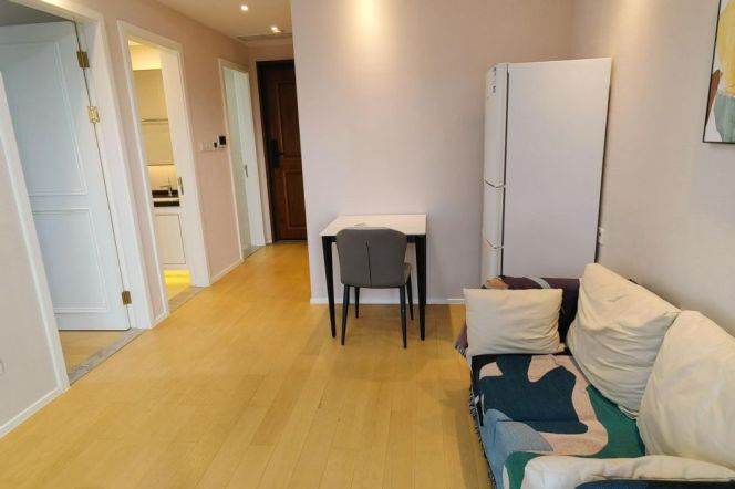 Bright 1 br with balcony next HuiLi School ,easy to NYU + Wellington shanghai . L6/8/11