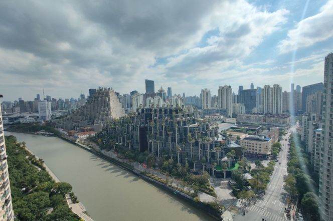 A stunning house with a view of the Suzhou River, featuring two balconies and a bathtub.