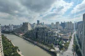 A stunning house with a view of the Suzhou River, featuring two balconies and a bathtub.
