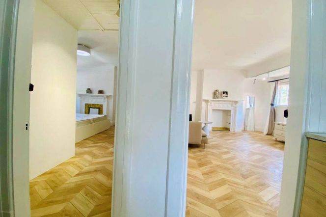 jiangsu rd 2 br old house &high ceiling &terrace &open kitchen 14k