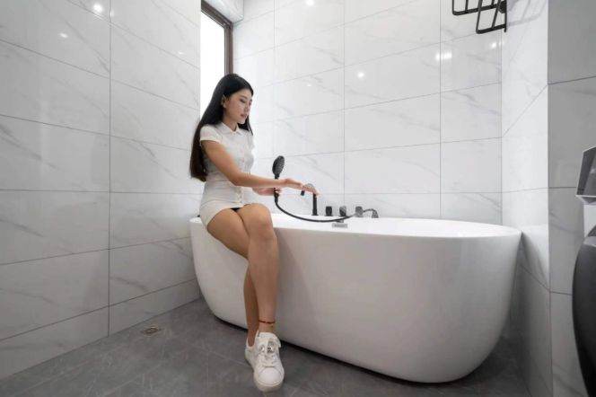 Jing'an 4 br 200 sqm penthouse&floor heating &huge roof terrace 22K