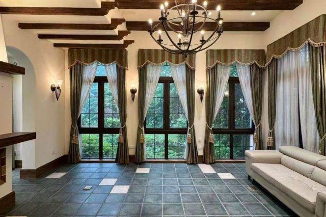  Luxury 5-Bedroom Villa Close to SAS School