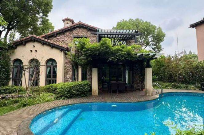  Luxury 5-Bedroom Villa Close to SAS School