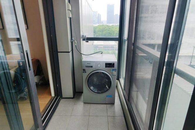 Bright 1 br with balcony next HuiLi School ,easy to NYU + Wellington shanghai . L6/8/11