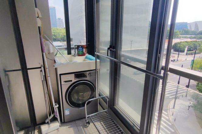 Cozy  1 br with balcony easy to QianTan Bund+ NYU shanghai. L6/8/11 Oriental sports center 