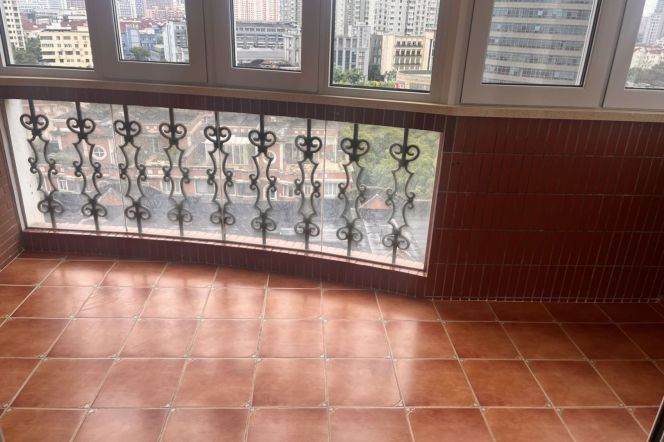 Jiaotong University 2bers apartment with a fixed parking space, self-occupied and fully decorated