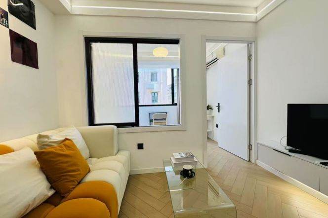 jiangsu rd elevator 1BR/living room@L2/11