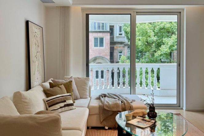 3 Brs, 2 Baths, Open Balcony/Floor heating/Central ac/Oven, 140 sqm @ Hongqiao metro L3,4&10