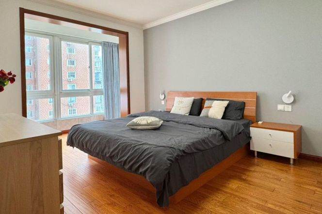 Bright 2 br on High floor in Jing'an. 5 mins to L 7 ChangPing Rd St.