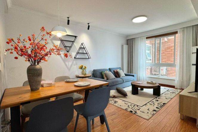 Bright 2 br on High floor in Jing'an. 5 mins to L 7 ChangPing Rd St.