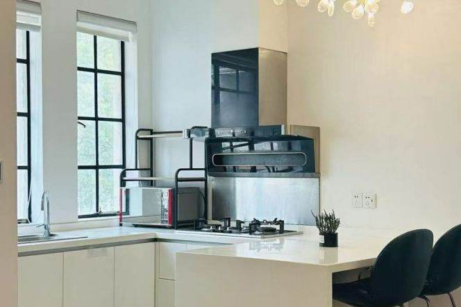 Unique 2br old apt nr Changshu Rd  Line 1/7   