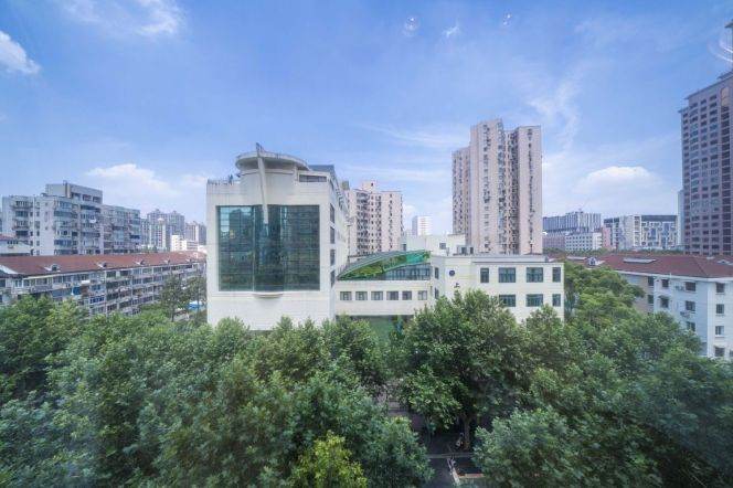 brand new 3brs floor heating brand new furniture near line 1,4,9,11 Xujiahui park 23K