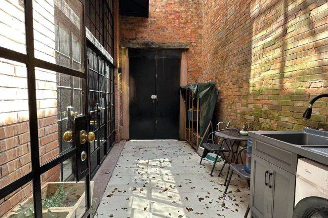 Nice Yard 2+1BR APT Fuxing(w) Rd Changshu Rd 11.5k