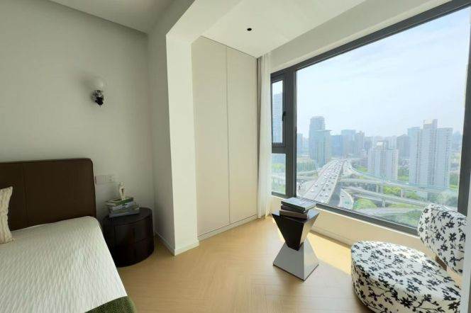 High-rise 2br Flat in Top of City