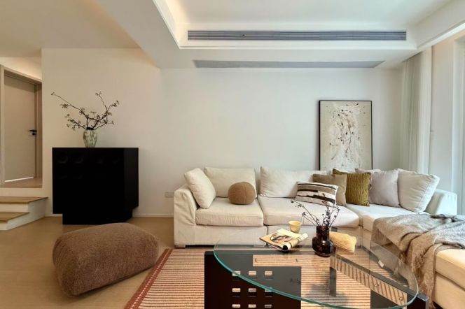 3 Brs, 2 Baths, Open Balcony/Floor heating/Central ac/Oven, 140 sqm @ Hongqiao metro L3,4&10