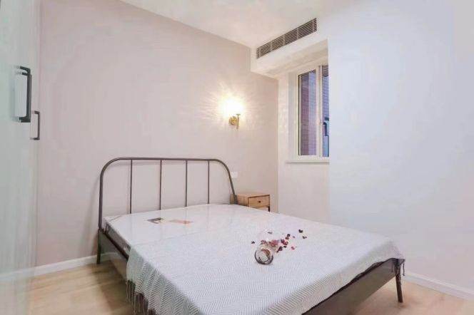 Remodeled 2bedrooms apt with central AC & oven@ Line4 & 10Hongqiao Rd