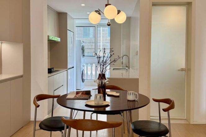 3 Brs, 2 Baths, Open Balcony/Floor heating/Central ac/Oven, 140 sqm @ Hongqiao metro L3,4&10