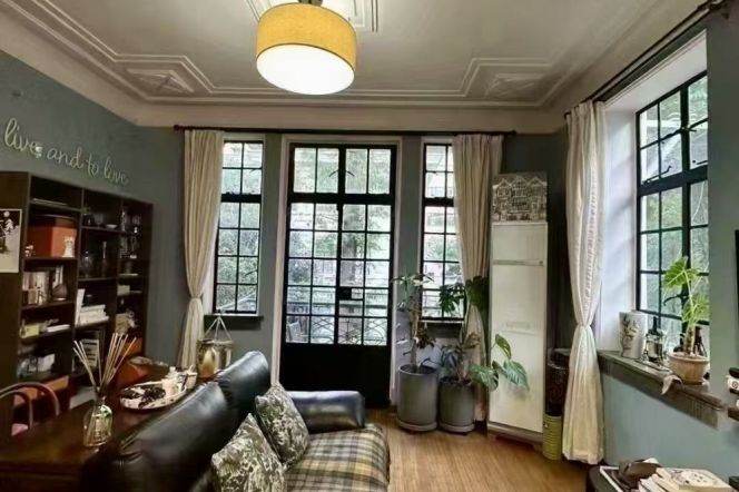 Beautiful historic building 1BR Nanjing(w) Rd 15.5k