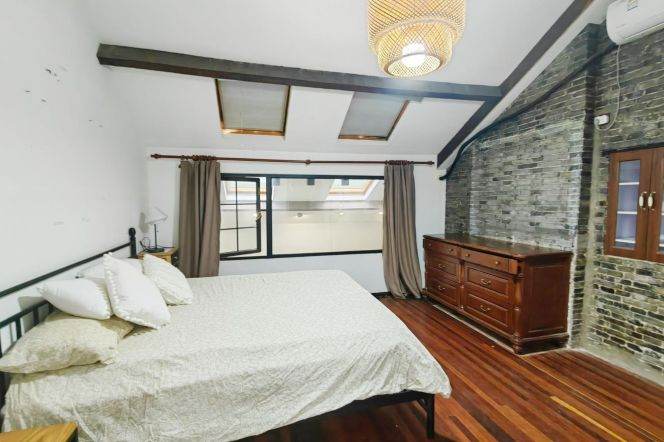 Good price 3 br+2 bath in Old XuHui. next IAPM ,easy to L1/10/12 South ShaanXi Rd St