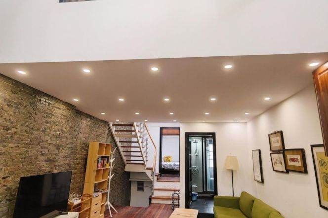 Good price 3 br+2 bath in Old XuHui. next IAPM ,easy to L1/10/12 South ShaanXi Rd St
