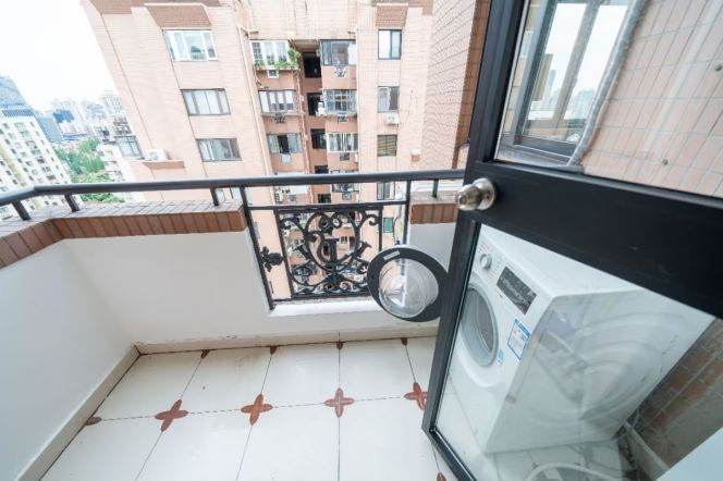 Stylishly renovated 2brs Apt Jiaotong university station