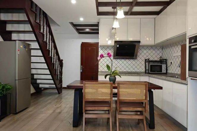 Jing'an Temple Station Loft 1Br with Open Balcony+Private Terrace Line2/7/14