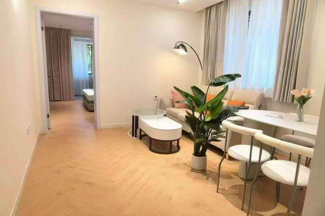 Cozy renovated 1br apt,close to Line 2