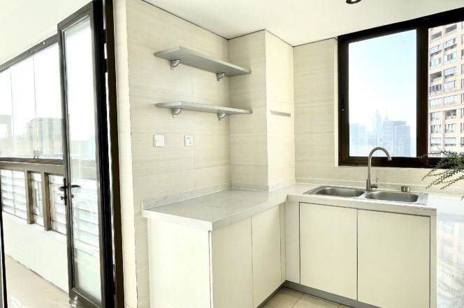 Laoximen 160 sqm 3 br High rise &floor heating &oven only 20K