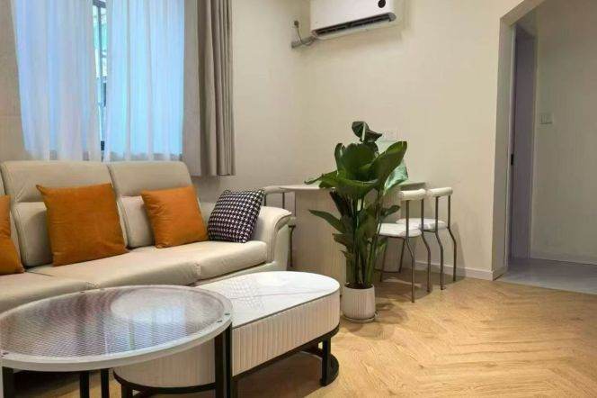 Cozy renovated 1br apt,close to Line 2