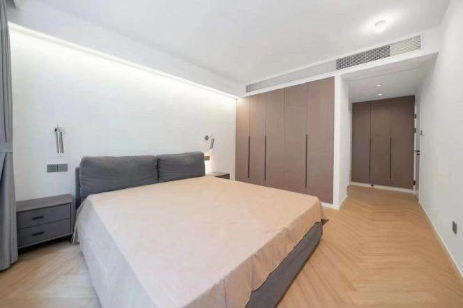  Spacious 3-Bedroom Ground Floor Apartment with Private 60sqm Garden